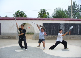 Meister Chung in Chenjiagoui trainiert mit Hellebarde